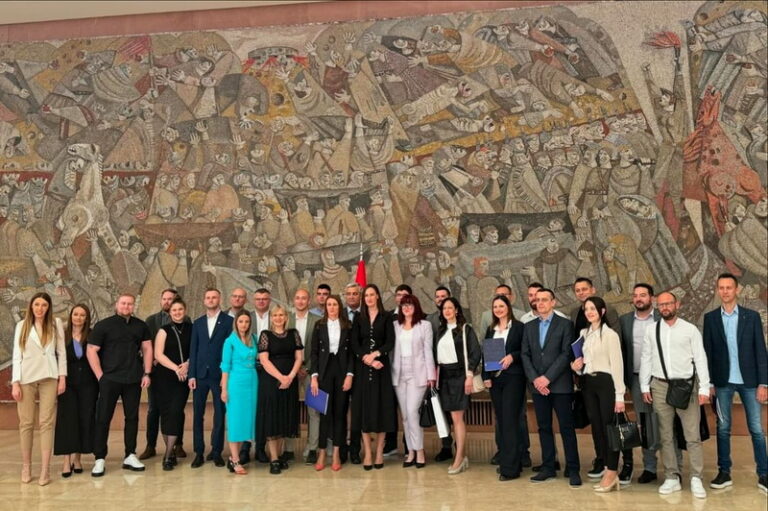 Img 1455fac5f0ce9ef7b14c4b4ee964c868 V