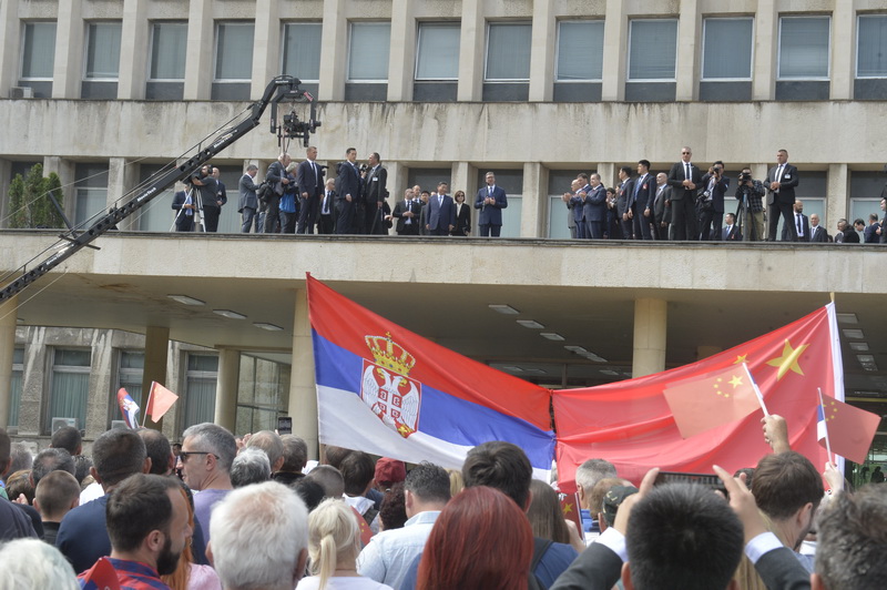 ObraÆanje Predsednika Sa Terase Palate Srbija