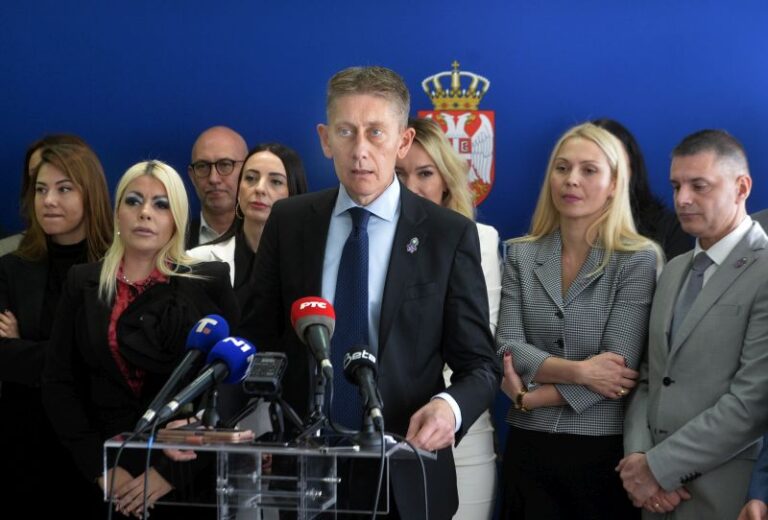 Aleksandar MartinoviÆ